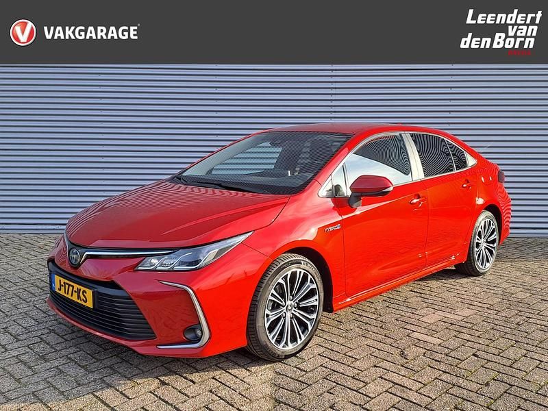 Rood (metallic) Occasion 2020 Toyota Corolla Sedan | € 22.495 (Eerlijke prijs) - Afbeelding 1/4