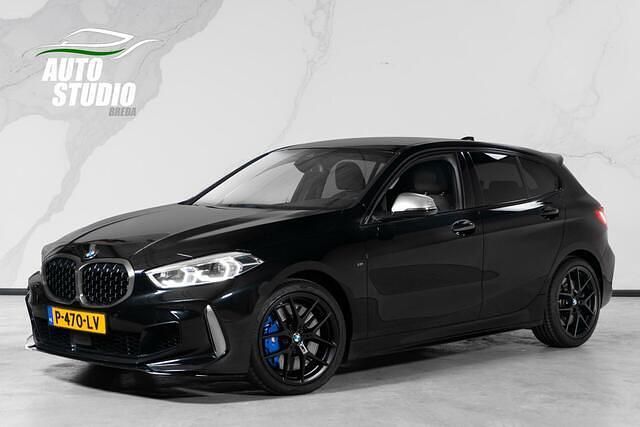 Zwart Gebruikt 2020 BMW M135 Comfort Edition Hatchback | € 36.995 (Eerlijke prijs) - Afbeelding 1/4