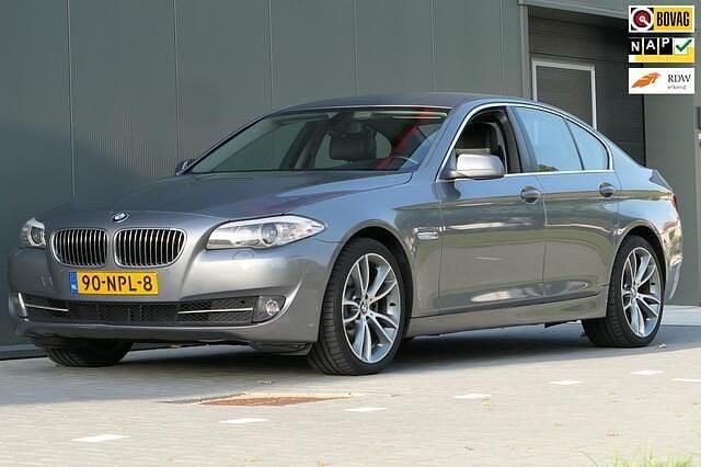 Grijs Gebruikt 2010 BMW 523 Executive Sedan | € 8.440 (Eerlijke prijs) - Afbeelding 1/4
