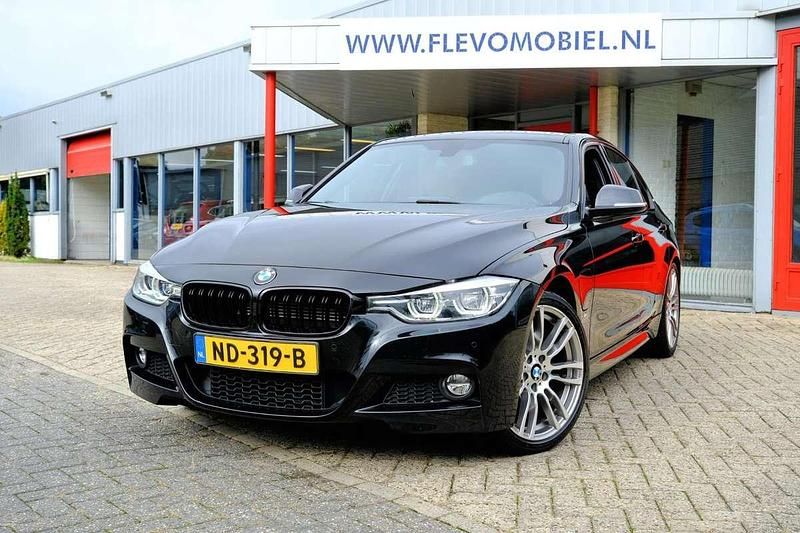 Zwart Gebruikt 2016 BMW 330e M Sport Sedan | € 19.950 (Eerlijke prijs) - Afbeelding 1/4