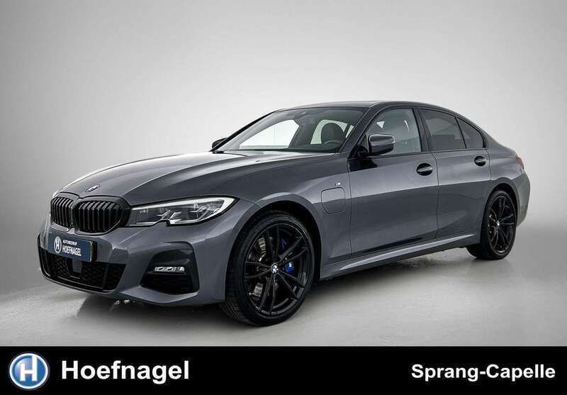 Grijs, metallic lak Gebruikt 2021 BMW 330e Executive Sedan | € 35.950 (Eerlijke prijs) - Afbeelding 1/3