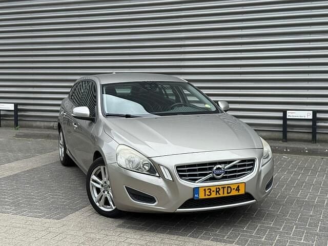 Grijs Gebruikt 2011 Volvo V60 Momentum Stationwagen | € 4.950 (Goede deal) - Afbeelding 1/4