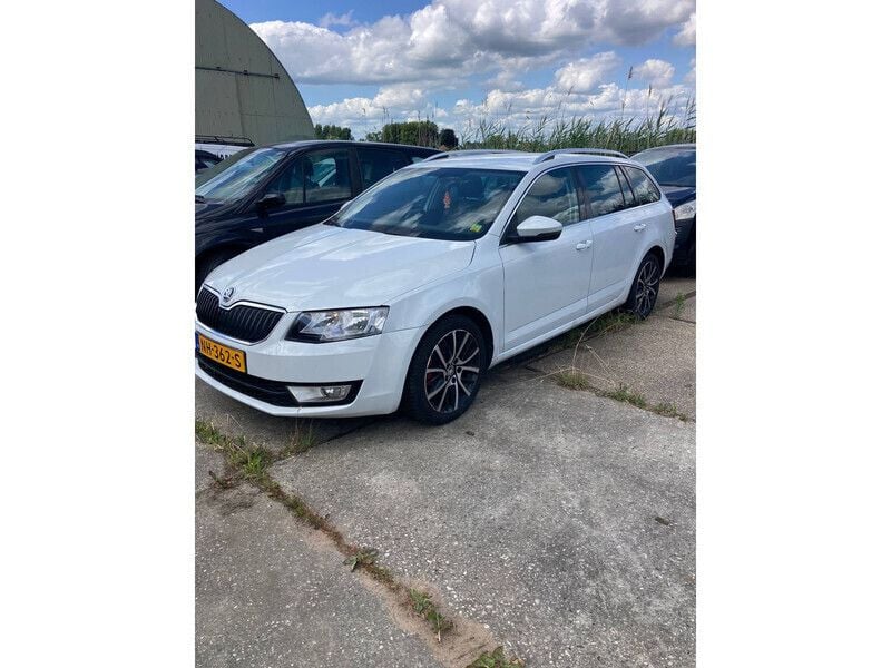 Wit Gebruikt 2017 Skoda Octavia Business Line Stationwagen | € 5.500 (Goede deal) - Afbeelding 1/4