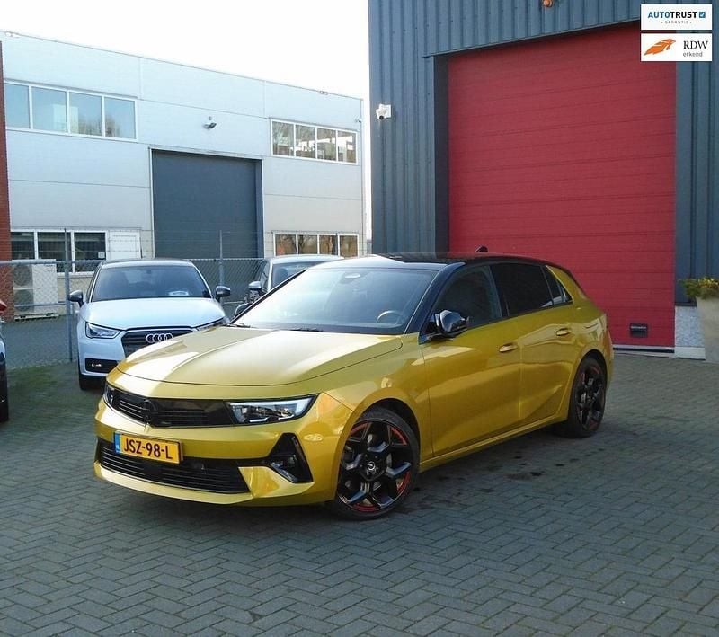 Geel Occasion 2022 Opel Astra GS Line Hatchback | € 22.999 (Eerlijke prijs) - Afbeelding 1/4