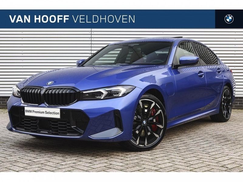 M portimao blau (blauw metallic) Gebruikt 2025 BMW 330e Comfort Edition Sedan | € 69.633 (Duur) - Afbeelding 1/4