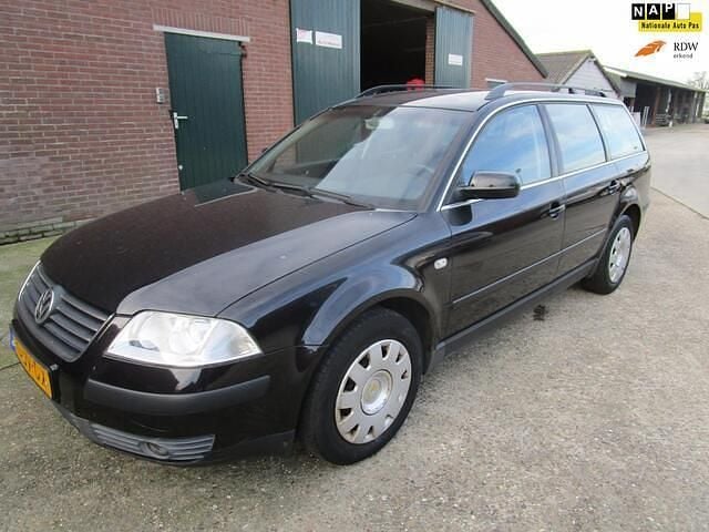 Zwart Occasion 2002 VW Passat Comfortline Stationwagen | € 1.450 (Eerlijke prijs) - Afbeelding 1/4