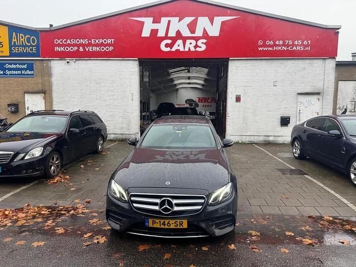 Zwart Gebruikt 2019 Mercedes E220 AMG Sedan | € 31.950 (Eerlijke prijs) - Afbeelding 1/4