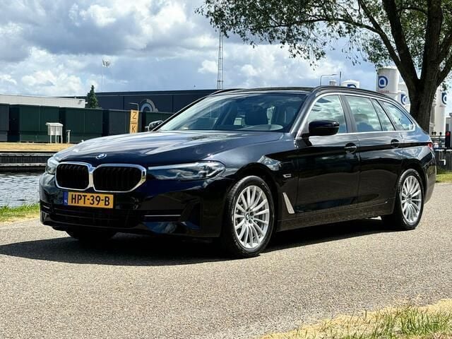 Zwart, metallic lak Gebruikt 2022 BMW 530e Stationwagen | € 35.750 - Afbeelding 1/4