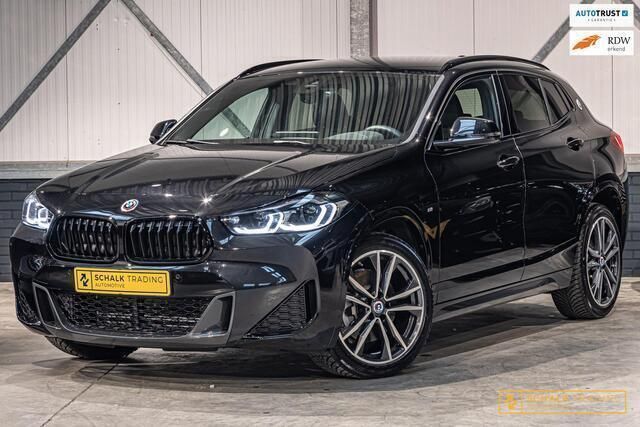 Zwart Gebruikt 2023 BMW X2 Executive SUV | € 42.950 (Eerlijke prijs) - Afbeelding 1/4