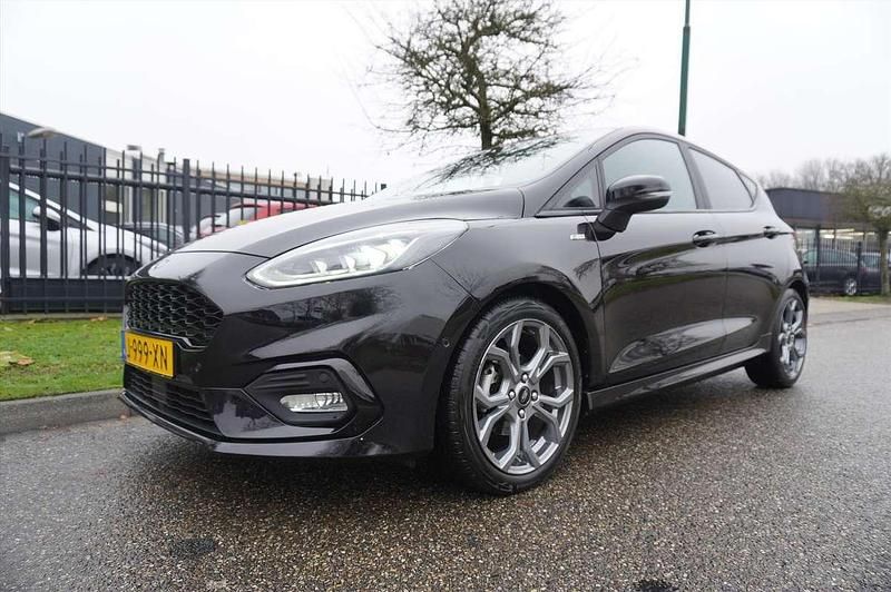 Zwart (metallic) Gebruikt 2020 Ford Fiesta ST-Line Hatchback | € 12.945 (Goede deal) - Afbeelding 1/4