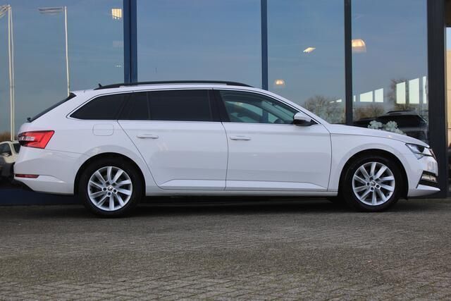Wit Gebruikt 2020 Skoda Superb Business Line Stationwagen | € 22.900 (Eerlijke prijs) - Afbeelding 1/4