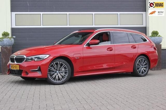 Rood Gebruikt 2022 BMW 330 Luxury Line Stationwagen | € 31.900 - Afbeelding 1/4