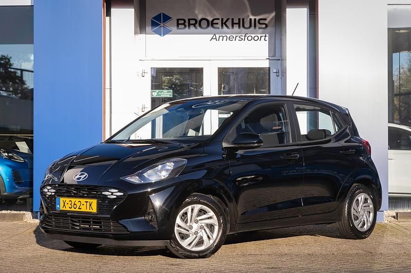 Zwart Gebruikt 2024 Hyundai i10 Comfort Hatchback | € 15.895 (Eerlijke prijs) - Afbeelding 1/4