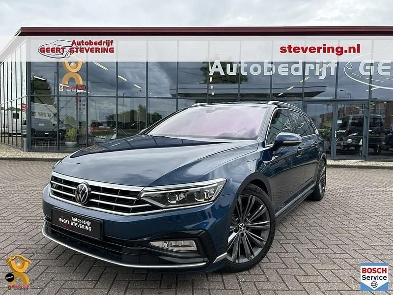 Blauw Gebruikt 2022 VW Passat R-line Stationwagen | € 23.745 (Iets duurder) - Afbeelding 1/4