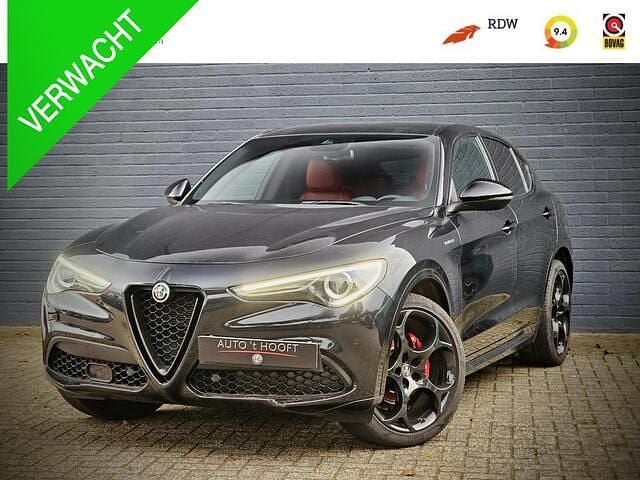 Zwart Gebruikt 2022 Alfa Romeo Stelvio Veloce SUV | € 47.850 (Eerlijke prijs) - Afbeelding 1/4
