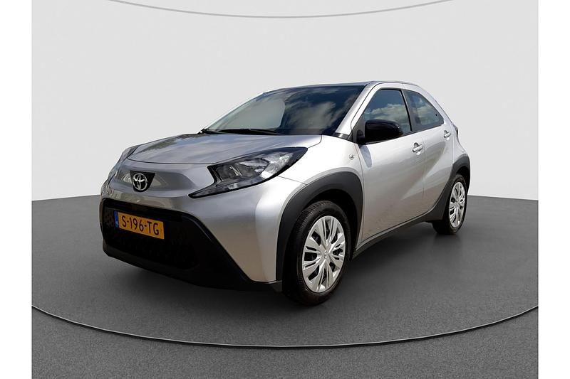 Grijs Gebruikt 2023 Toyota Aygo X Play SUV | € 16.745 - Afbeelding 1/1