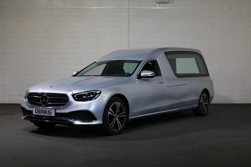 Zilver (metallic) Gebruikt 2023 Mercedes E200 Stationwagen | € 94.950 - Afbeelding 1/4