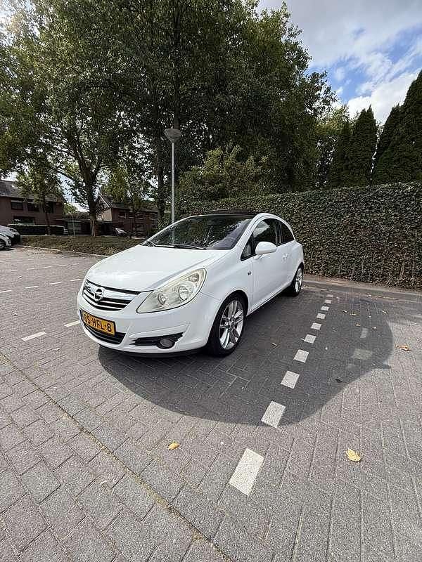 Wit Gebruikt 2008 Opel Corsa Cosmo Hatchback | € 2.749 (Eerlijke prijs) - Afbeelding 1/4