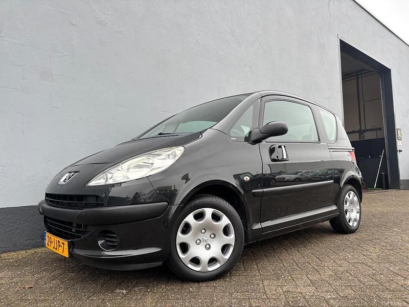 Zwart Occasion 2009 Peugeot 1007 MPV | € 3.950 (Duur) - Afbeelding 1/4