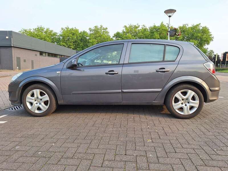 Grijs Gebruikt 2009 Opel Astra Edition Hatchback | € 1.500 (Goede deal) - Afbeelding 1/4