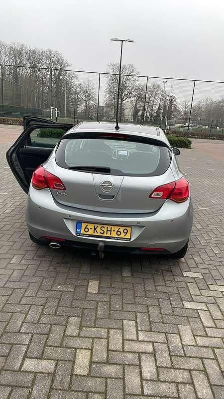Grijs Occasion 2013 Opel Astra Sport MPV | € 7.500 (Duur) - Afbeelding 1/4