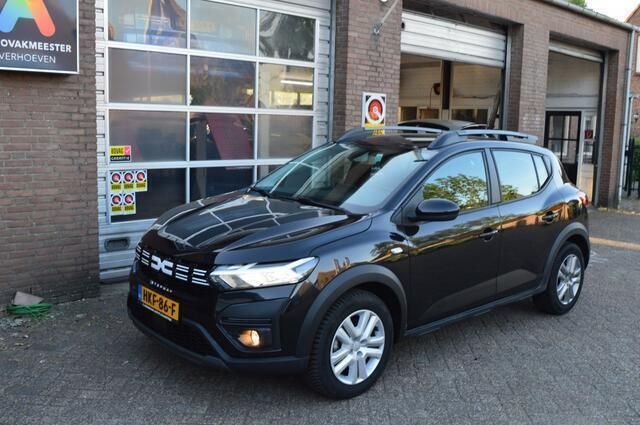 Zwart, metallic lak Gebruikt 2024 Dacia Sandero Stepway Hatchback | € 22.250 (Eerlijke prijs) - Afbeelding 1/4
