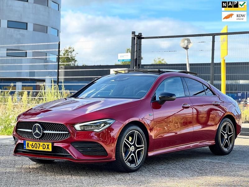 Rood Gebruikt 2020 Mercedes CLA250 Business Sedan | € 29.950 (Eerlijke prijs) - Afbeelding 1/4