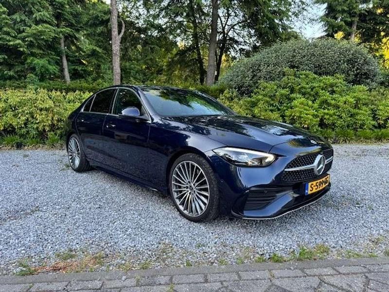 Blauw Gebruikt 2023 Mercedes C180 AMG line Sedan | € 39.900 (Goede deal) - Afbeelding 1/4