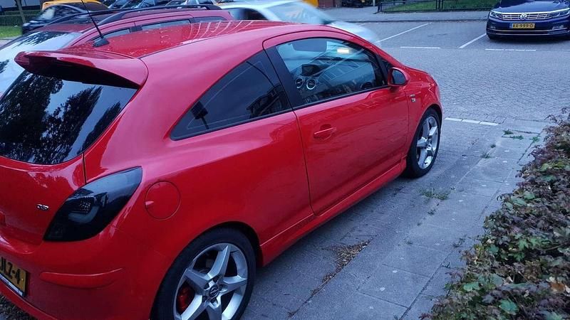Rood Gebruikt 2009 Opel Corsa OPC MPV | € 2.250 (Super prijs) - Afbeelding 1/1
