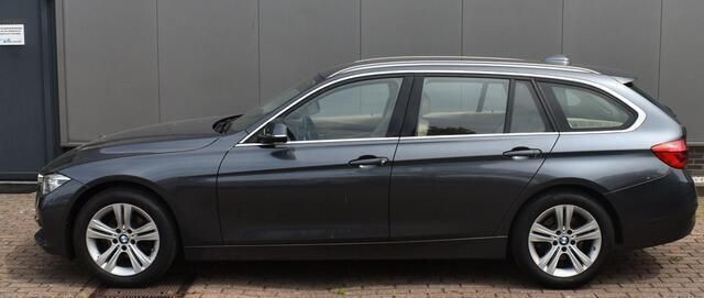 Grijs Gebruikt 2017 BMW 320 Executive Stationwagen | € 20.000 (Eerlijke prijs) - Afbeelding 1/4
