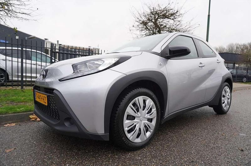 Grijs Gebruikt 2023 Toyota Aygo X Play SUV | € 15.945 (Super prijs) - Afbeelding 1/4