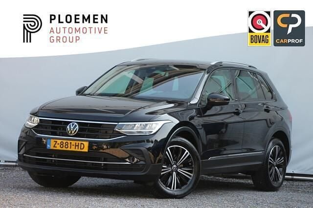 Zwart Occasion 2023 VW Tiguan Active SUV | € 33.900 (Super prijs) - Afbeelding 1/4