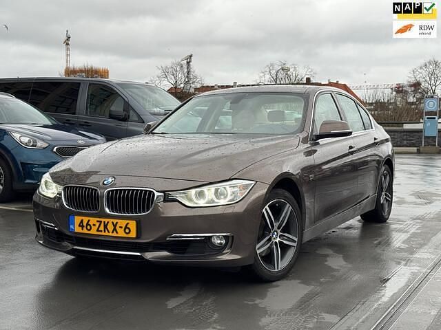 Bruin Occasion 2013 BMW 320 Executive Sedan | € 12.950 (Eerlijke prijs) - Afbeelding 1/4