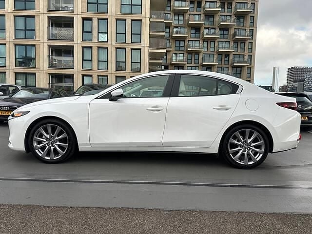 Wit (metallic) Gebruikt 2020 Mazda 3 Sedan | € 26.950 (Goede deal) - Afbeelding 1/4