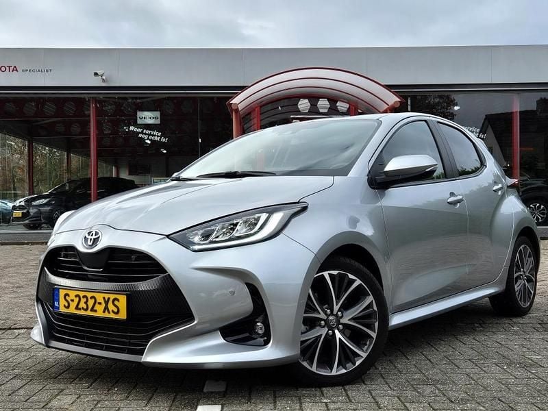 Grijs Gebruikt 2023 Toyota Yaris Hatchback | € 23.840 (Eerlijke prijs) - Afbeelding 1/4