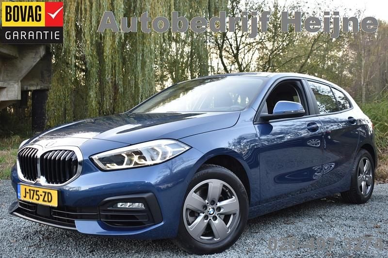 Blauw (metallic) Occasion 2020 BMW 118 Executive Hatchback | € 23.745 (Goede deal) - Afbeelding 1/4