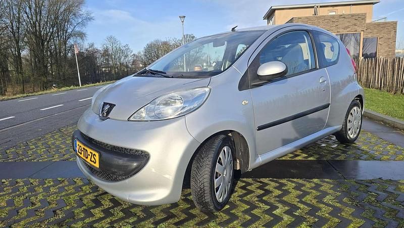 Occasion Peugeot 107 68 PK (50 kW) 2006 Zilver Hatchback