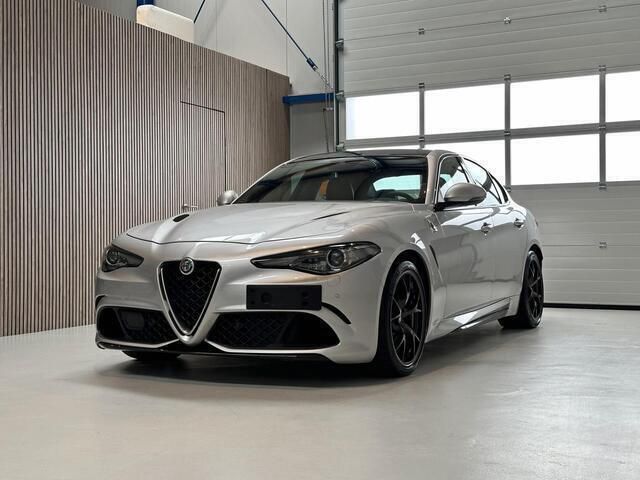 Blauw, metallic lak Gebruikt 2017 Alfa Romeo Giulia Quadrifoglio Sedan | € 54.990 - Afbeelding 1/4