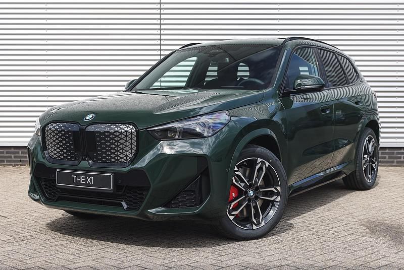 Groen Nieuw 2025 BMW iX1 M Sport SUV | € 69.940 - Afbeelding 1/4