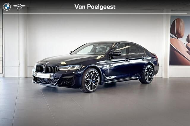 Zwart Gebruikt 2023 BMW 545e Comfort Edition Sedan | € 59.900 (Eerlijke prijs) - Afbeelding 1/4