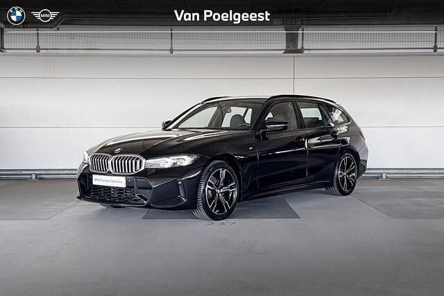 Saphirschwarz metallic (zwart metallic) Gebruikt 2024 BMW 318 Shadowline Stationwagen | € 43.900 (Goede deal) - Afbeelding 1/4