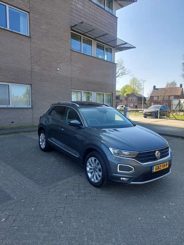 Grijs Gebruikt 2018 VW T-Roc Sport SUV | € 15.750 (Eerlijke prijs) - Afbeelding 1/4
