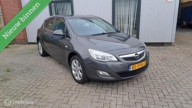 Grijs Gebruikt 2011 Opel Astra Edition Hatchback | € 3.950 (Goede deal) - Afbeelding 1/4