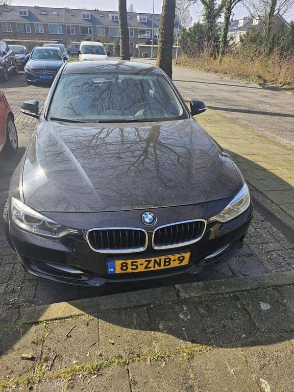 Zwart Gebruikt 2013 BMW 320 Sedan | € 3.500 - Afbeelding 1/4