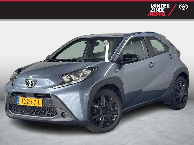 Grijs Gebruikt 2025 Toyota Aygo Play Hatchback | € 19.450 (Iets duurder) - Afbeelding 1/4
