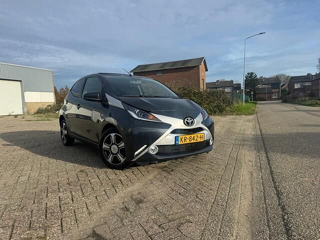 Grijs Gebruikt 2016 Toyota Aygo X-clusiv Hatchback | € 6.985 (Eerlijke prijs) - Afbeelding 1/4