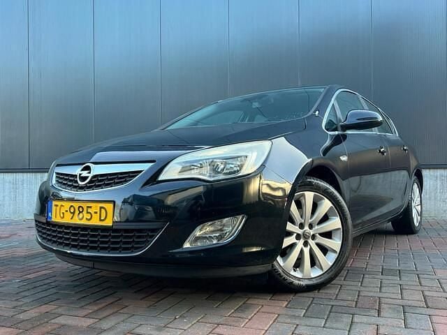 Zwart Occasion 2011 Opel Astra Sport Hatchback | € 3.199 (Goede deal) - Afbeelding 1/4