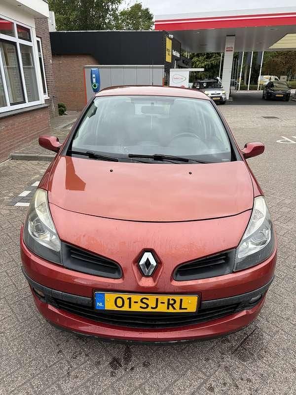 Rood Gebruikt 2006 Renault Clio II Hatchback | € 1.200 (Duur) - Afbeelding 1/4