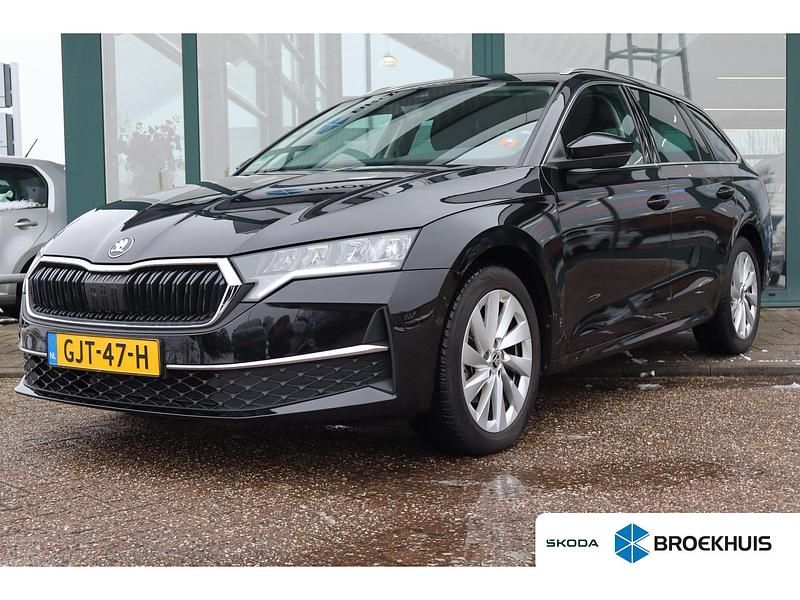 Zwart Occasion 2024 Skoda Octavia Business Line Stationwagen | € 29.900 (Super prijs) - Afbeelding 1/4