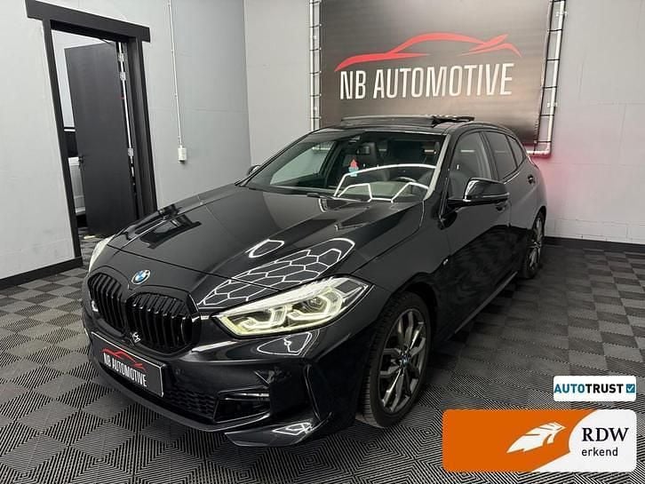 Zwart Gebruikt 2023 BMW 120 M Sport Hatchback | € 32.950 (Goede deal) - Afbeelding 1/4